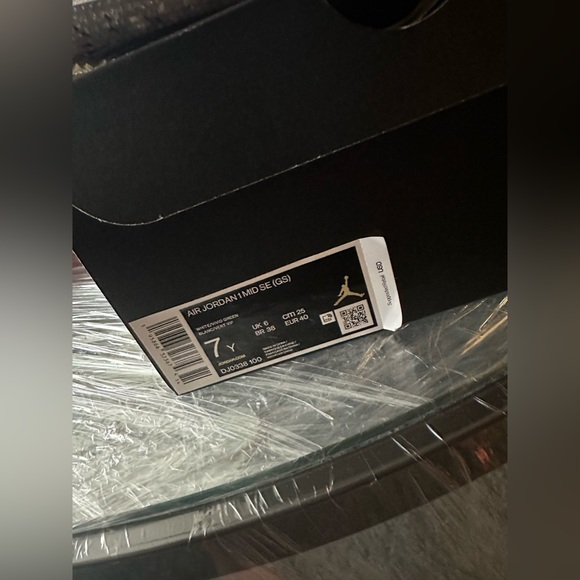 Air Jordan Mids - Picture 2 of 4